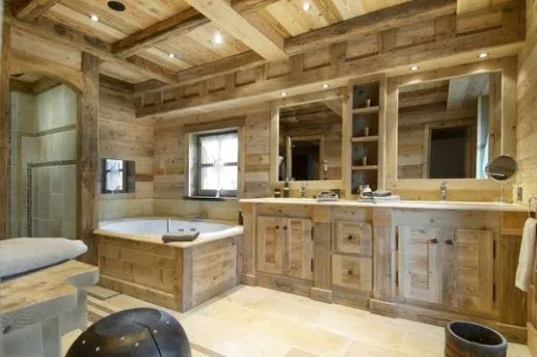 угловая ванна в ванной в деревянном доме