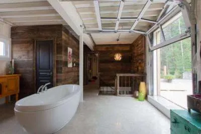 огромное окно в ванной комнате в деревянном доме