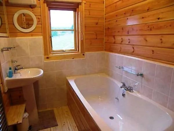 плитка в ванной комнате в деревянном доме