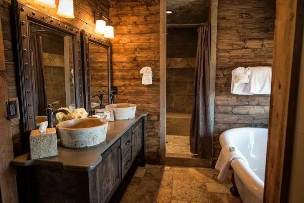 два зеркала в ванной в деревянном доме