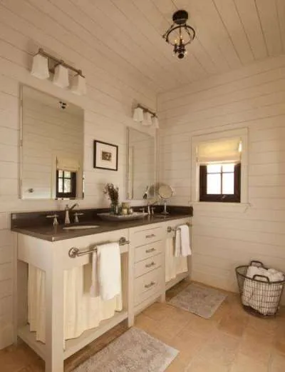 белая ванная в деревянном доме