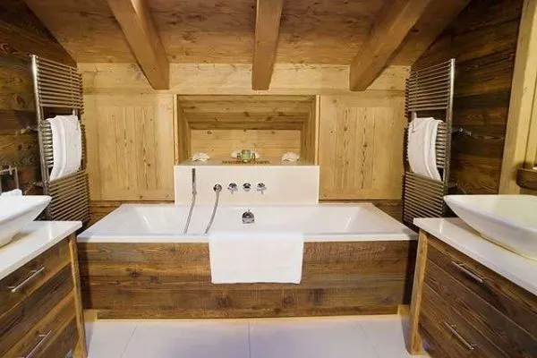 полотенцесушитель в ванной деревянного дома