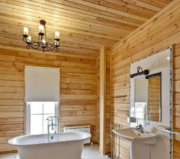 ванна у окна в деревянном доме