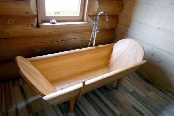 деревянная ванна у окна