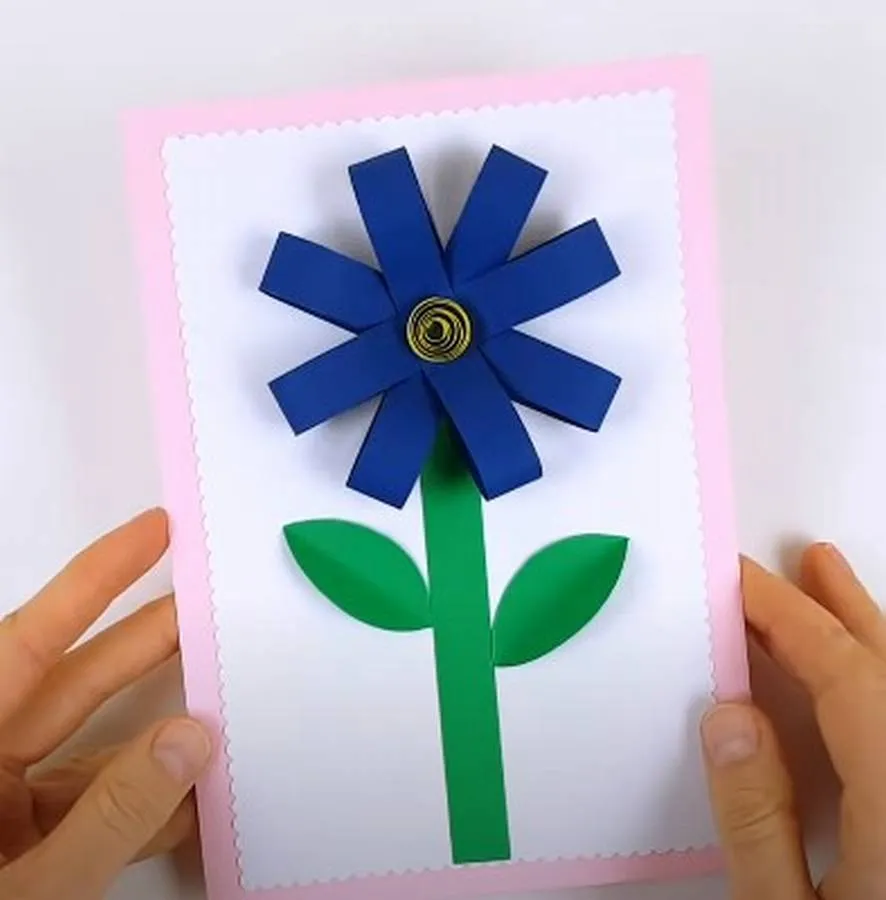 открытка с бумажным цветком вместе с ребенком
