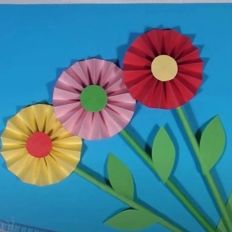 бумажный цветок на палочке с ребенком