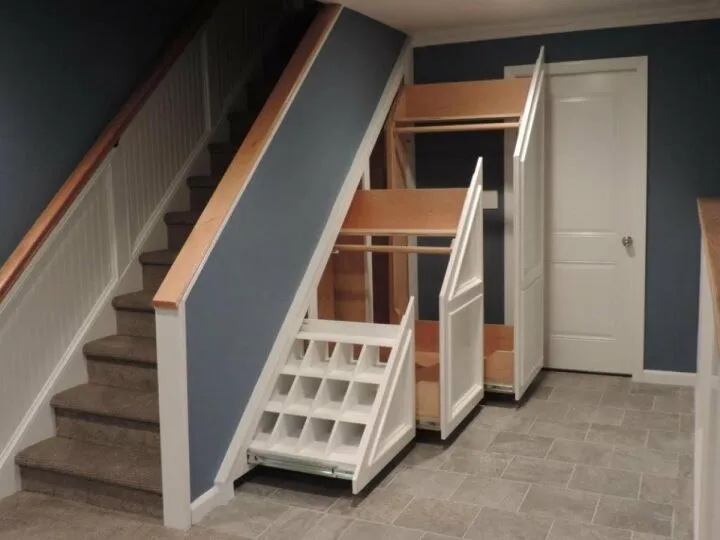 Выдвижные системы хранения в гардеробной под лестницей