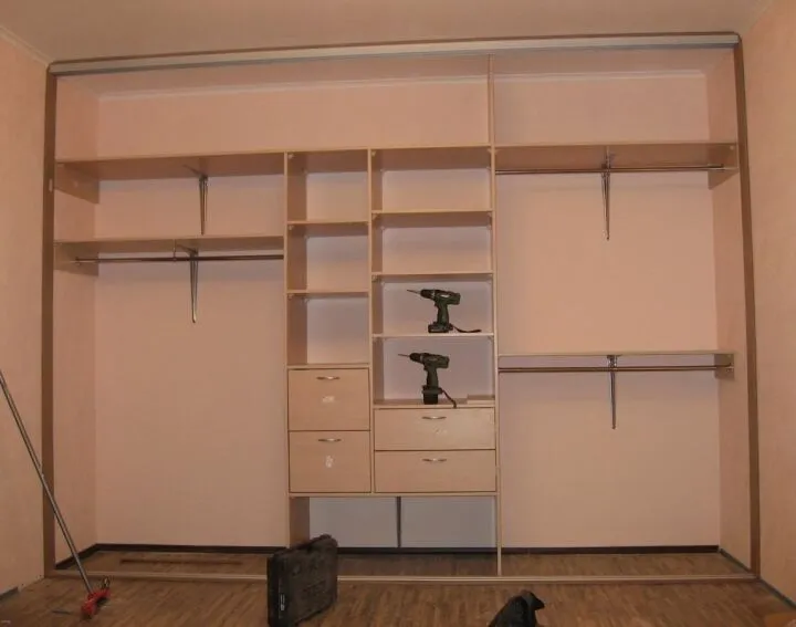 Установка системы хранения для шкафа-гардеробной