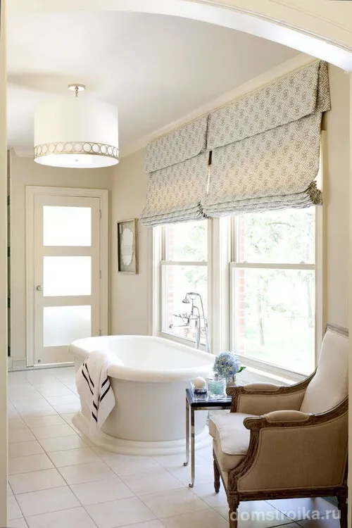 Римские шторы с ламбрекеном стандартного крепления для дополненных другим текстилем штор. Интерьер ванной комнаты – светлый, легкий и романтический