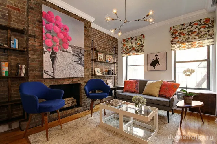 Модная Нью-Йоркская гостиная с ярким гармоничным цветовым сочетанием на римских шторах