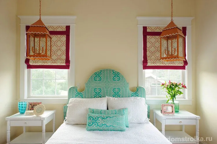 Узорчатые римские шторы с кантом, яркие декорированные фонари, текстильное изголовье кровати и подушки из одной ткани – идеи для обновления спальни