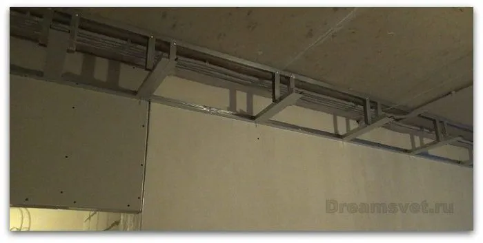 Короба из гипсокартона на потолке под натяжной потолок с подсветкой видео