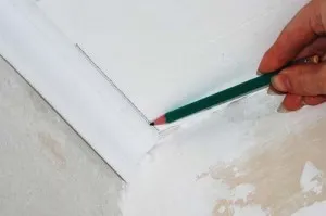 Рисуем карандашом по границе стыка плинтуса со стеной