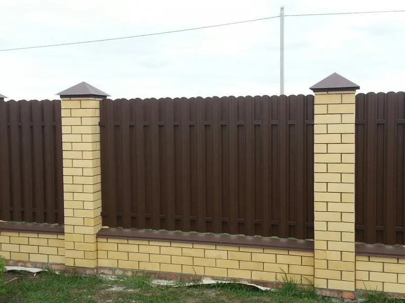 Забор из металлоштакетника с кирпичными столбами