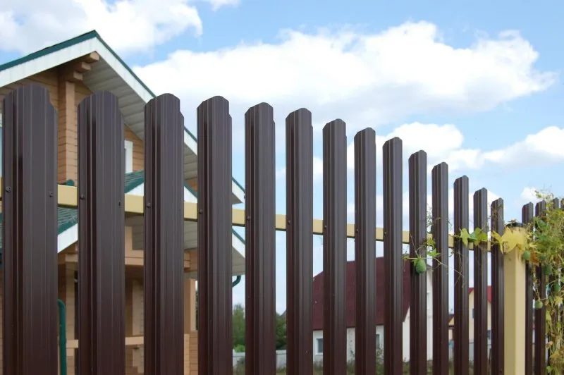 Деревянный забор с кирпичными столбиками
