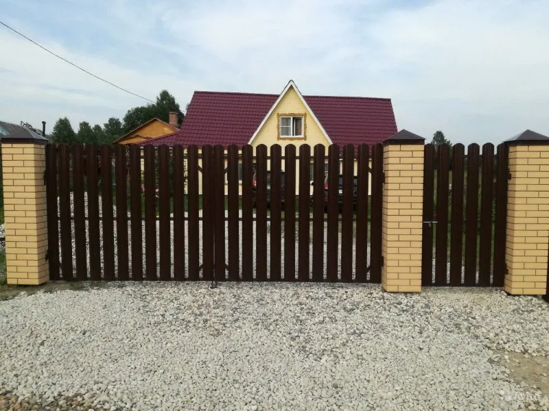 Кирпичный забор с белым штакетником