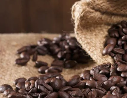Зерна кофе в борьбе с влажностью
