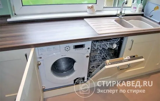 Стиральная машина и посудомойка, встроенные рядом с мойкой