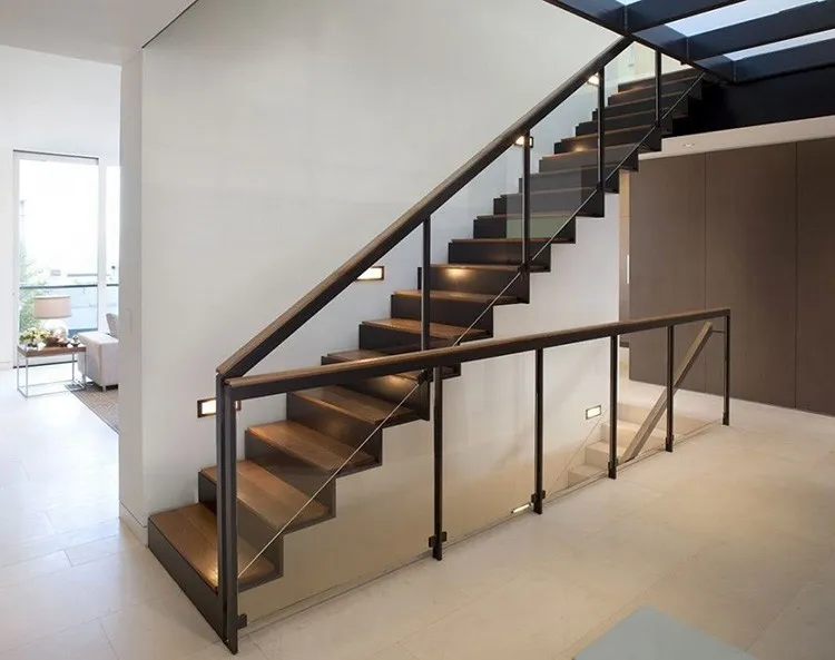 ❓ Зачем нужны перила для лестницы в частном доме: схемы и готовые решения