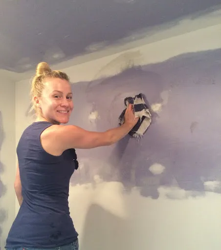 Идеи, чем и как покрасить стены в ванной комнате своими руками