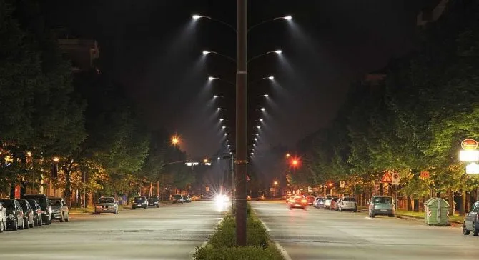Уличное освещение по разделительной полосе