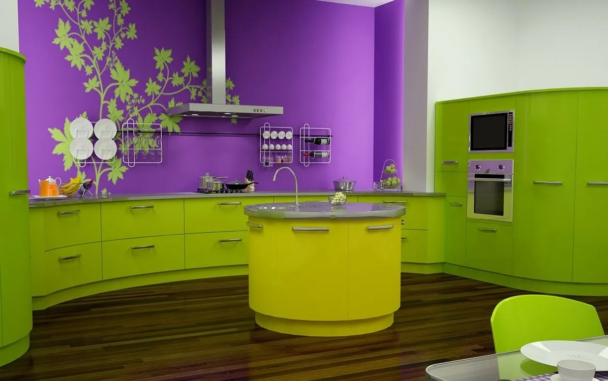 Зеленая кухня в сочетании с фиолетовым цветом
