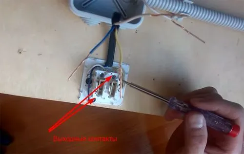 Схема подключения двухклавишного выключателя на 2 лампочки, к люстре и с розеткой
