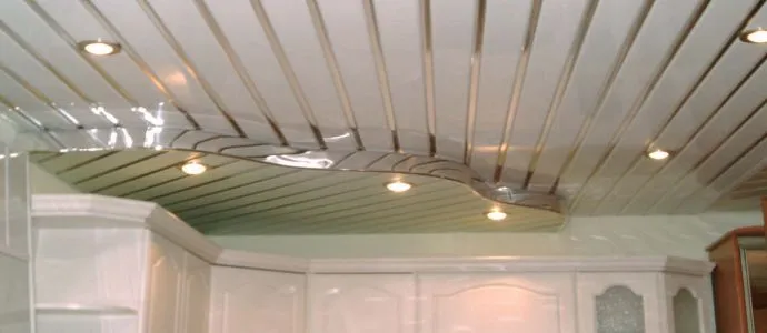Подвесной потолок из ПВХ панелей