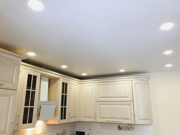 Точечные светильники на потолке