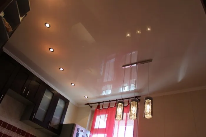 Точечные светильники для натяжных потолков на кухне