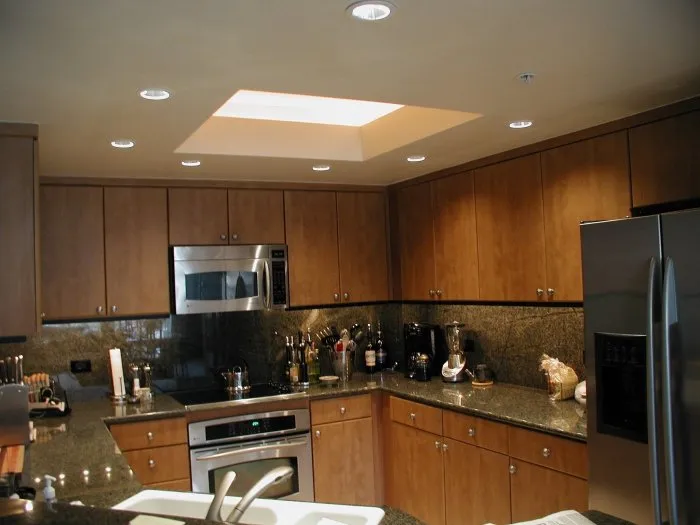 Встроенные лампочки в потолок на кухне
