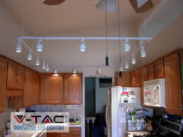 Трековые светильники на натяжном потолке на кухне