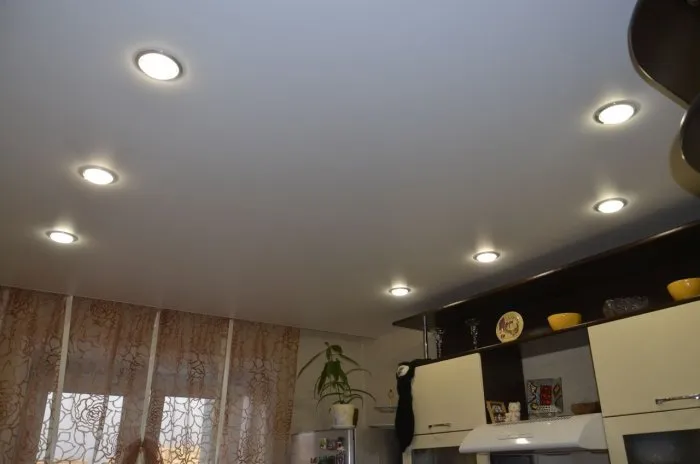 Расположение лампочек на натяжном потолке на кухне