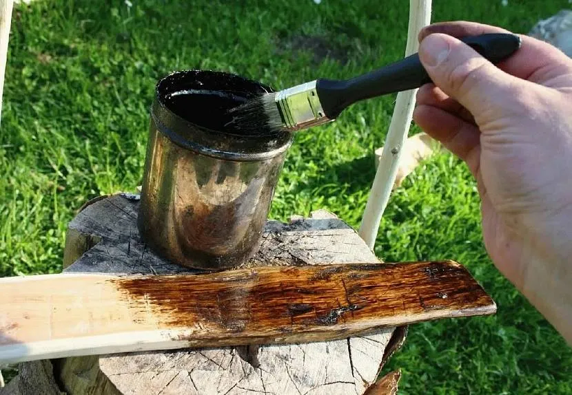 При обработке дерева машинным маслом важно учитывать высокую степень пожароопасности
