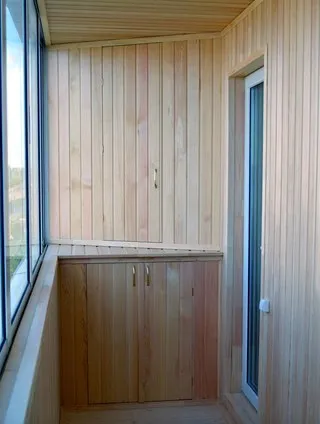 Деревянный угловой шкаф для балкона фото
