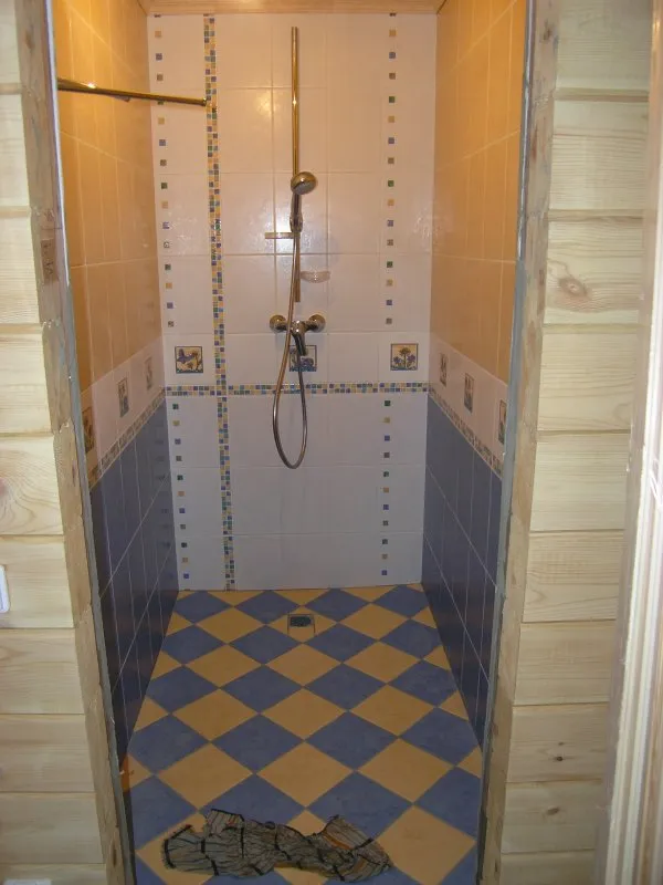 Кирпичный туалет с душем
