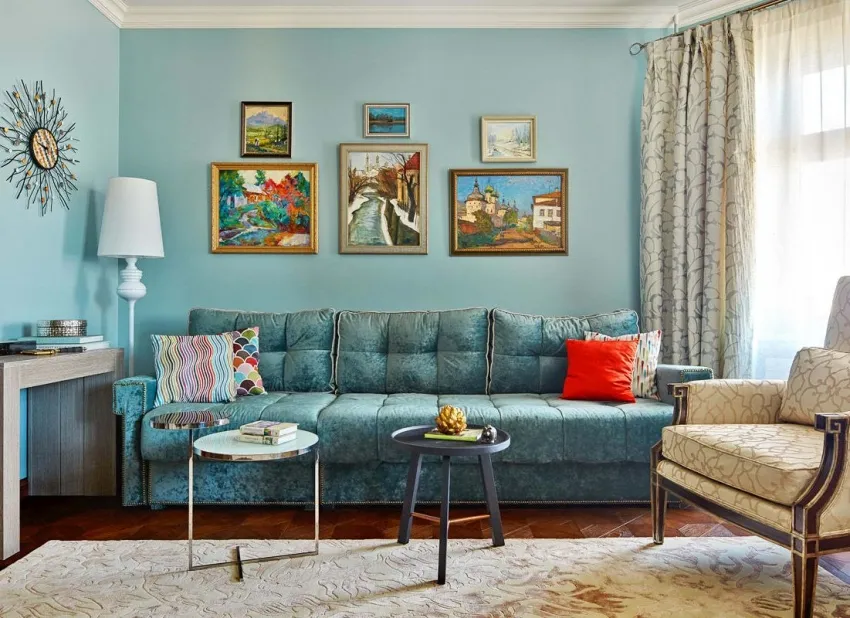 Легкости гостиной может придать сочетание нежно-голубого и бежевого цветов