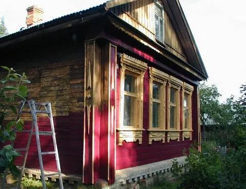 Красим старый деревянный дом