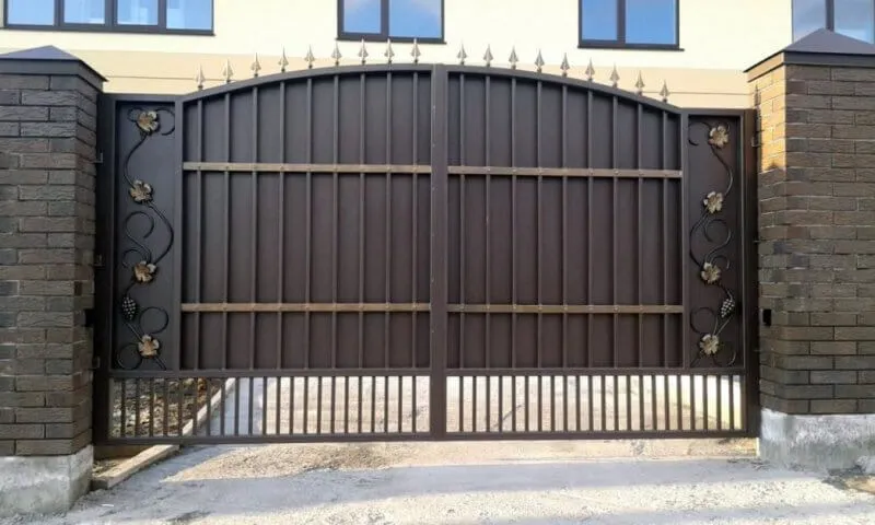 Распашные ворота для дома
