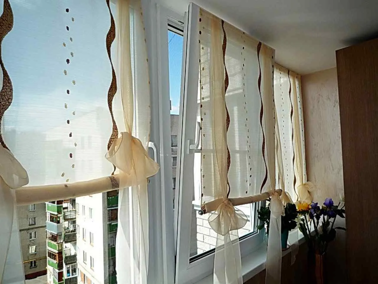Чем закрыть окна от солнца: способы полного затенения и легкая защита от солнечных лучей своими руками