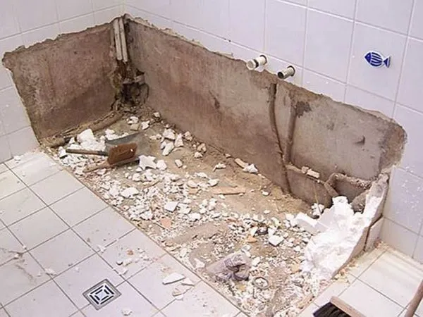 Первый этап ремонта ванной комнаты - демонтаж сантехники