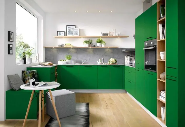 Зеленая кухня с белой отделкой стен