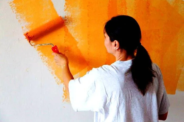 Для нанесения смеси стену можно оставить белой или выкрасить в тон будущего покрытия