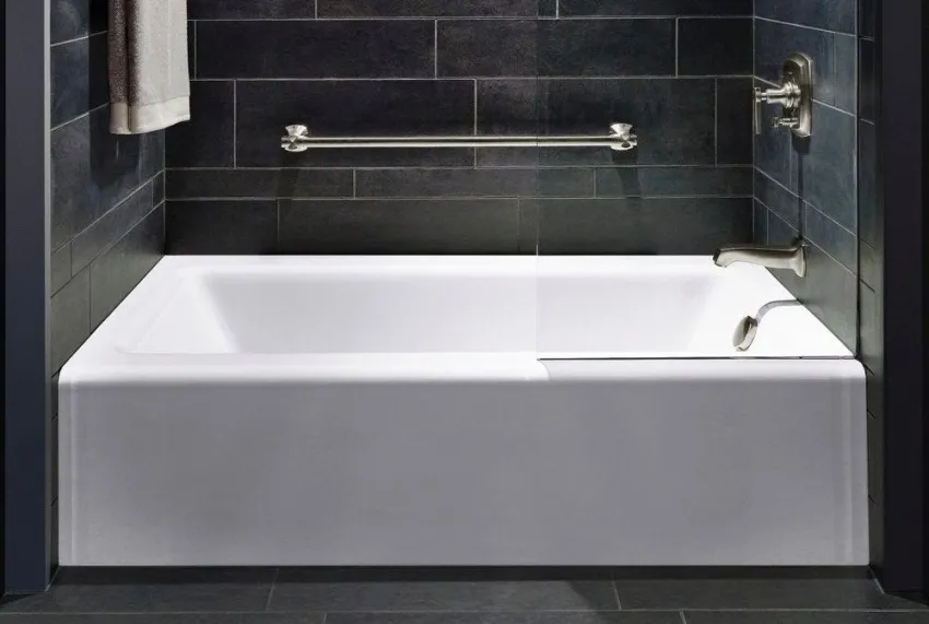 Поверхность акриловой ванны Riho Future покрыта специальным гелем, что защищает изделие от царапин, сколов и выцветания