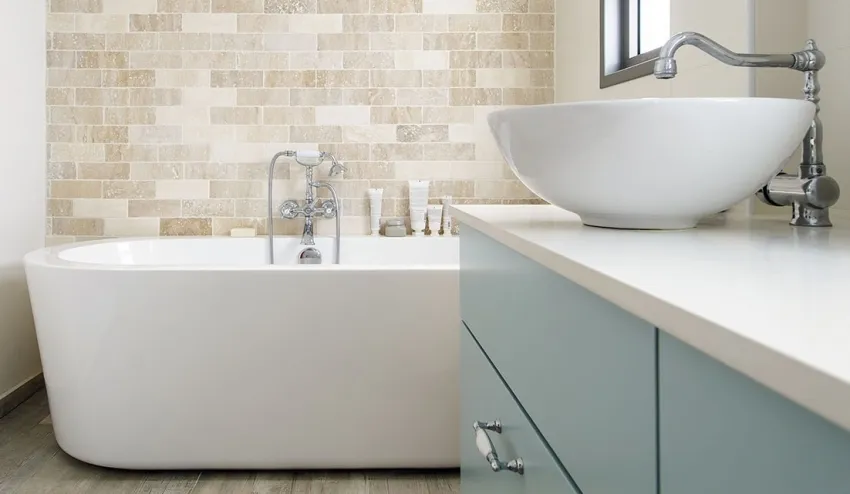 Гладкая и ровная поверхность акриловой ванны имеет эффект самоочищения, поскольку загрязнения легко соскальзывают со стенок изделия, не впитываясь в материал