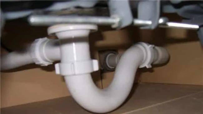 Подсоединение сифона к трубам водопровода