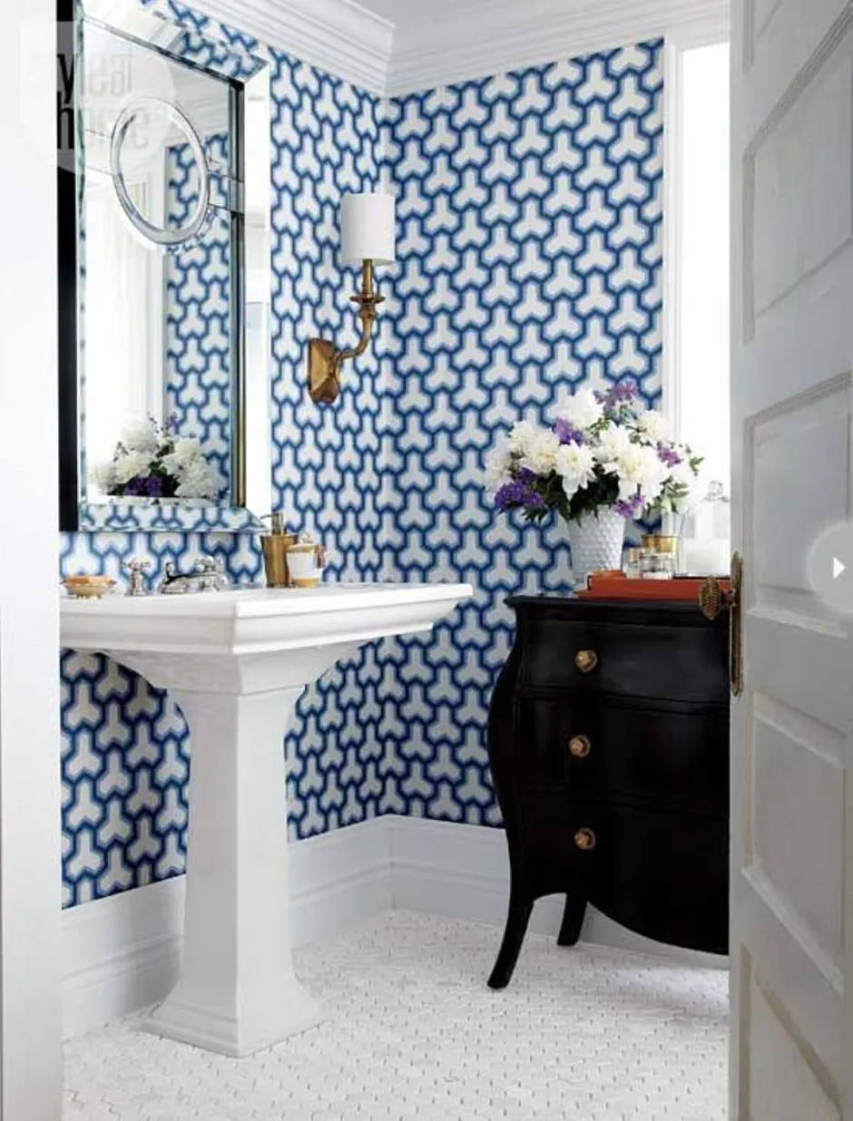 Голубые стены в ванной комнате