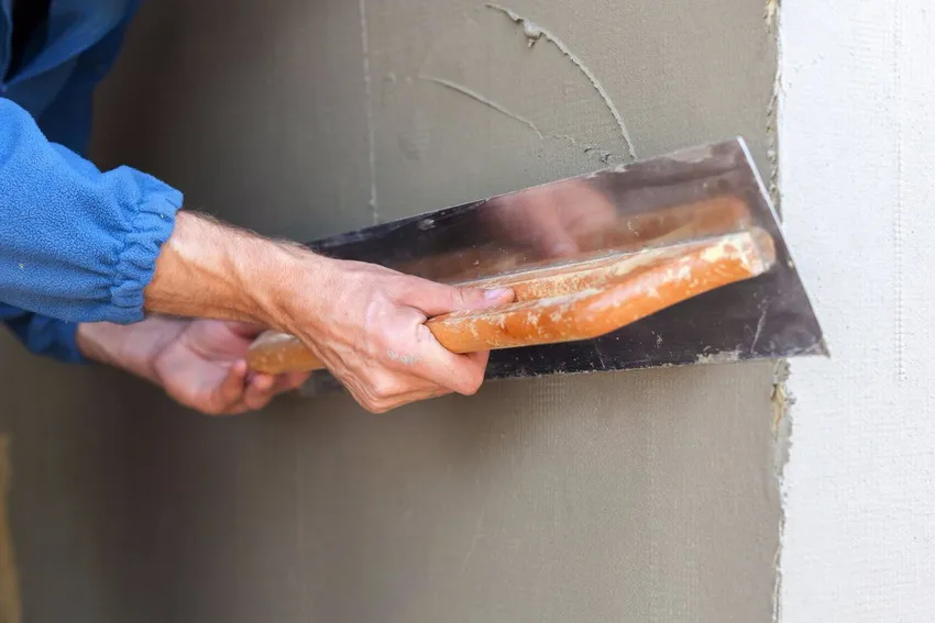 Поначалу процесс штукатурки стен может показаться сложным, но с практикой техника улучшается