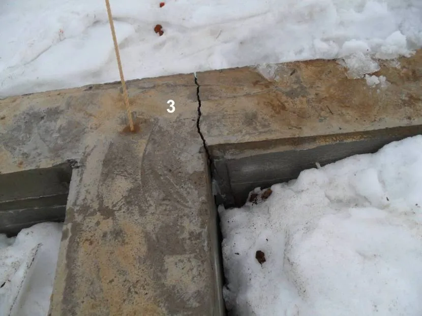 Фото-факт: трещина в фундаменте, появившаяся зимой