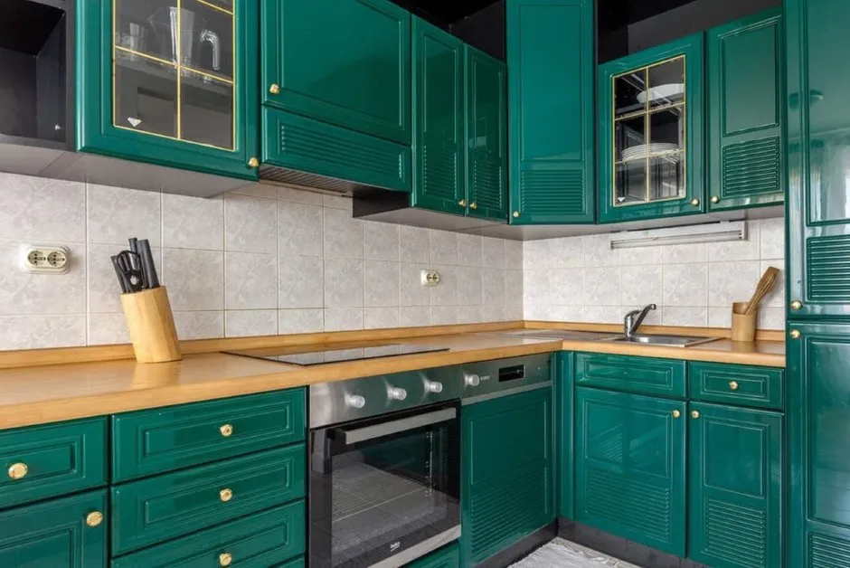 Кухня сине зеленого цвета